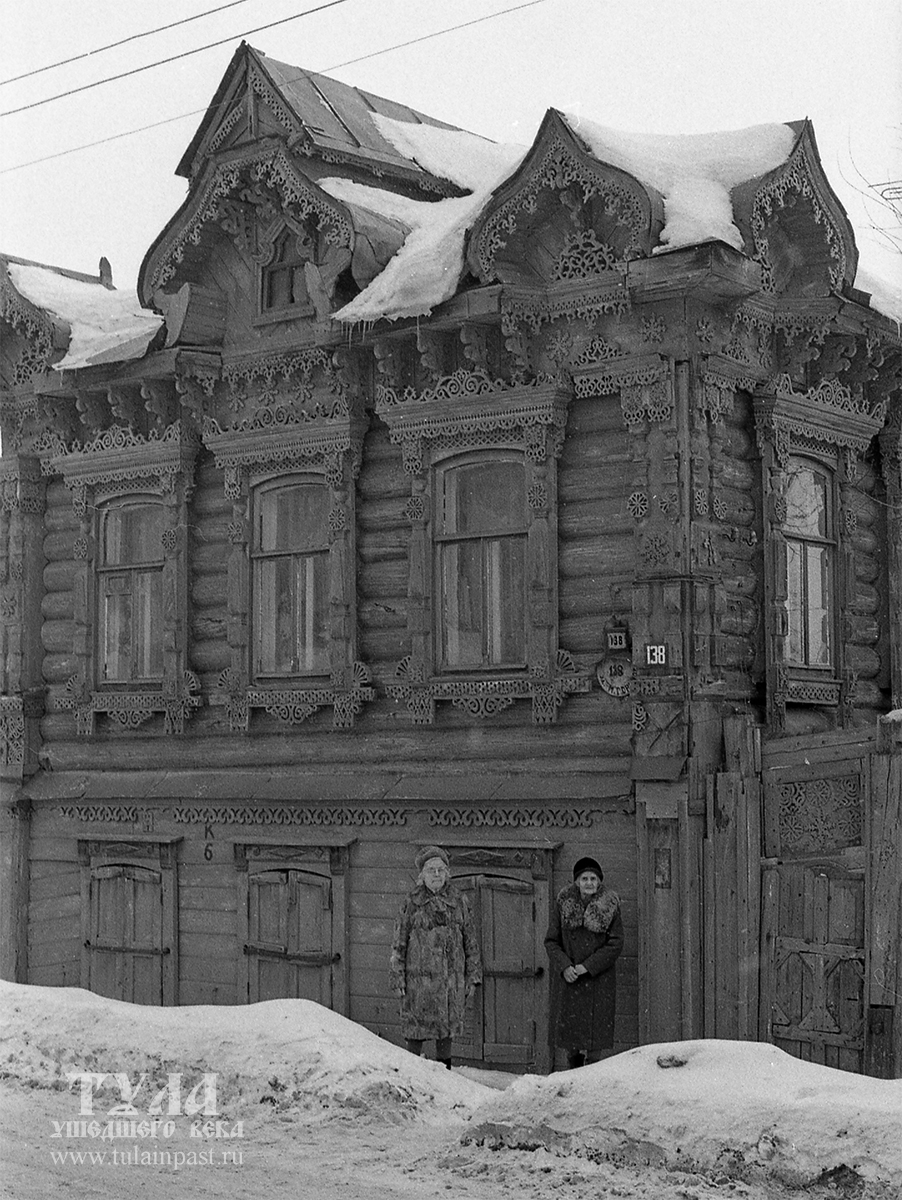 Февраль 1978 года. Последние хозяйки дома самоварщиков Фоминых (бывший адрес ул. М. Горького, 138). Слева - Галина Михайловна Фомина - дочь Михаила Павловича Фомина, одного из владельцев фабрики