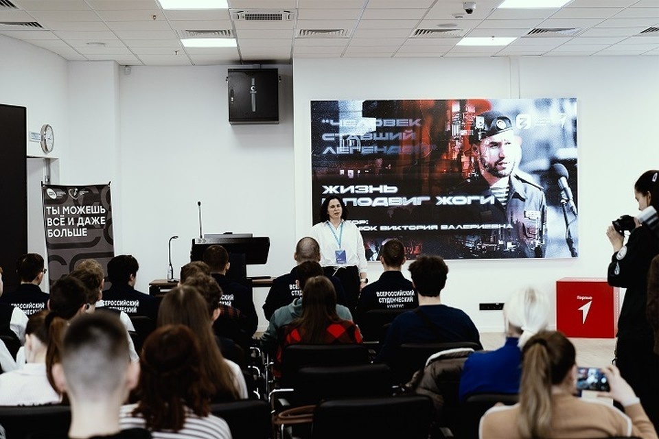    Студотряды ДНР почтили память Владимира Жоги показом фильма «Отцы Донбасса». Фото: Минмол ДНР