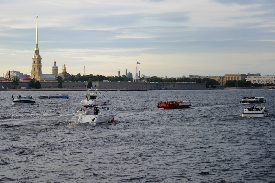    В Петербурге планируют построить новый мост через Неву. Юлия ПЫХАЛОВА
