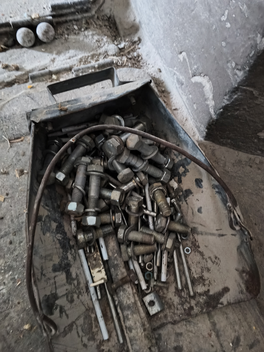 Маленькая кучка открученных болтиков в первый день!