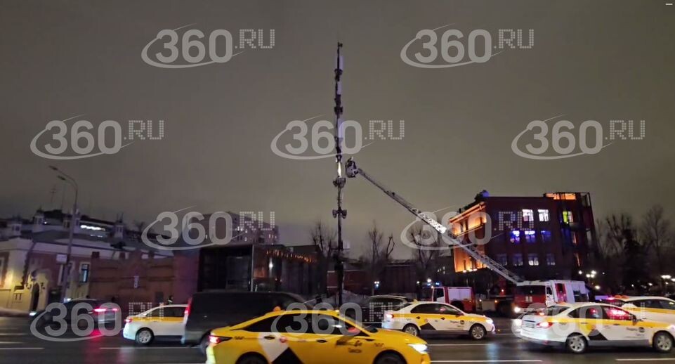 Вышка сотовой связи загорелась у станции метро «Павелецкая» в Москве