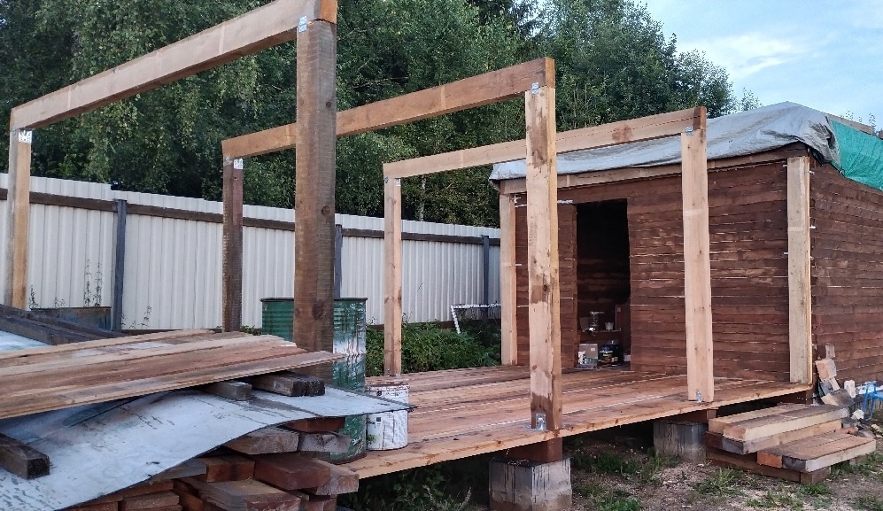 Столбы и балки каркаса веранды. Укосины сняты