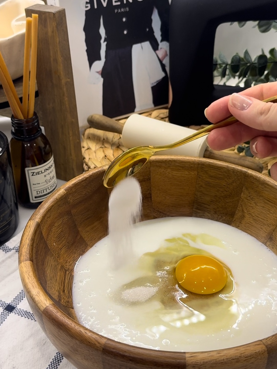 Было бы хорошо достать кефир и яйцо заранее из холодильника, но если на это нет времени, не переживайте, я готовила и с охлажденными продуктами, получилось тоже хорошо.