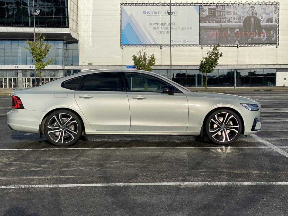 Из-за своего приземистого силуэта с некоторых ракурсов S90 кажется огромным, но на деле он лишь немногим крупнее Mercedes-Benz E-класса. Заявленный клиренс невелик – всего 152 мм.