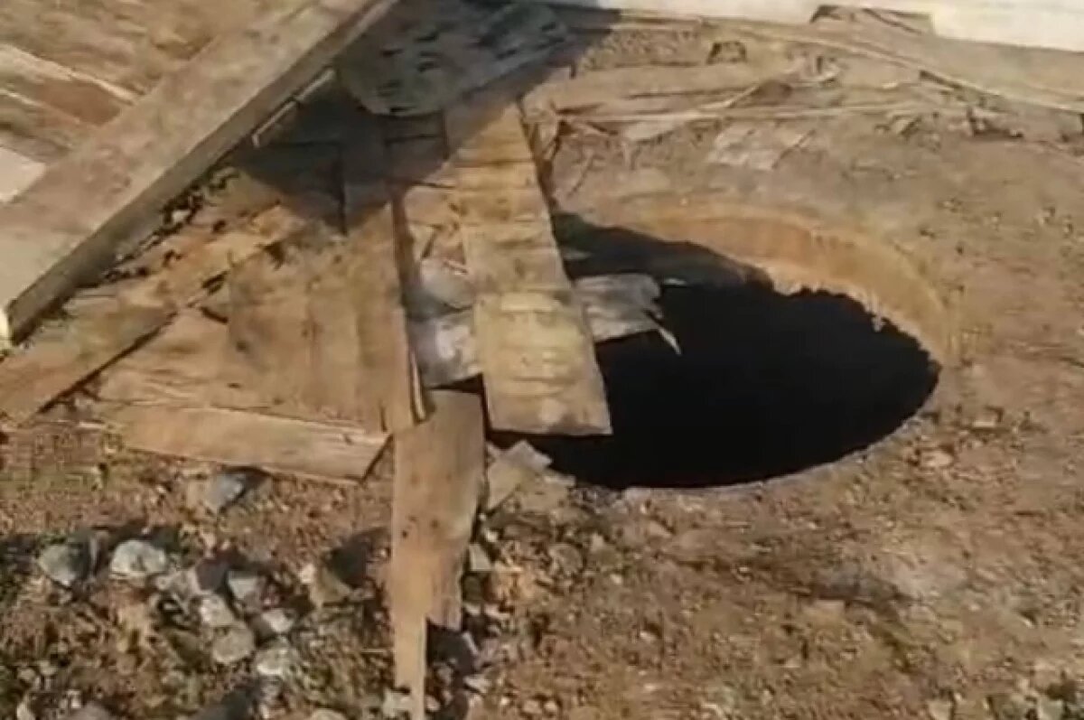    В Нальчике 70-летняя женщина провалилась в замаскированный мусором люк