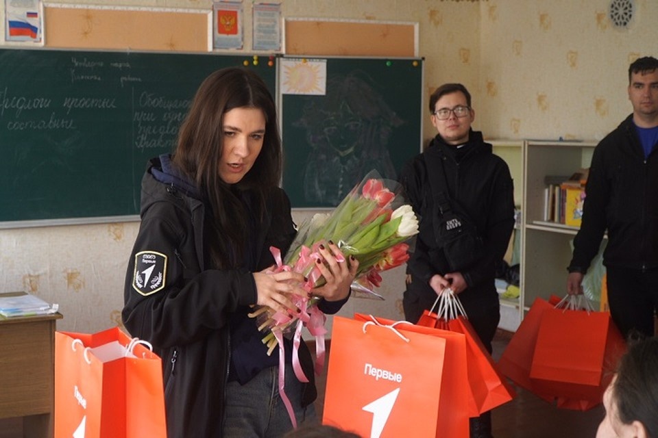    Молодежь ДНР навестила учителей Курахово и Кураховки перед 8 Марта. Фото: Минмол ДНР