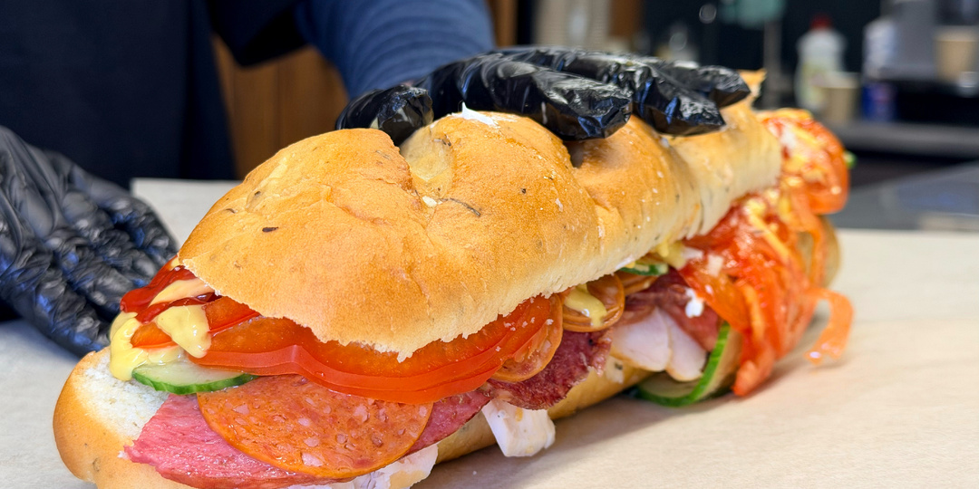 Засуньте все начинки, что у вас есть в ваш самый большой багет! Сколько стоит собрать сэндвич в новой бутербродной «Сандей»