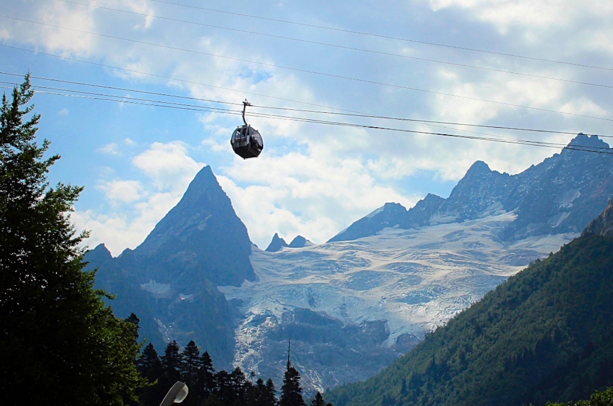 Канатные дороги на Кавказе работают на всех горнолыжных курортах и в нескольких городах Кавминвод. На фото — канатка на Домбае.