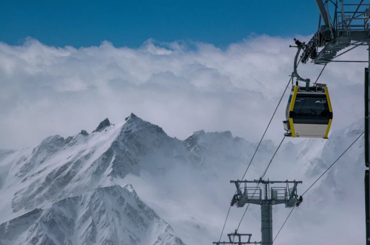 Канатная дорога поднимает до верхней станции Эльбруса за 40 минут с двумя пересадками. На каждом участке ездят 8-местные кабинки.