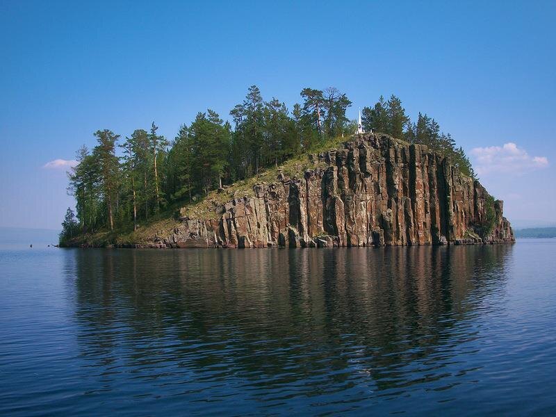 Прибрежные скалы Ангары помнят ледниковый период. В их толщах до сих пор находят кости мамонтов и шерстистых носорогов, а на вершинах гнездятся редкие птицы.