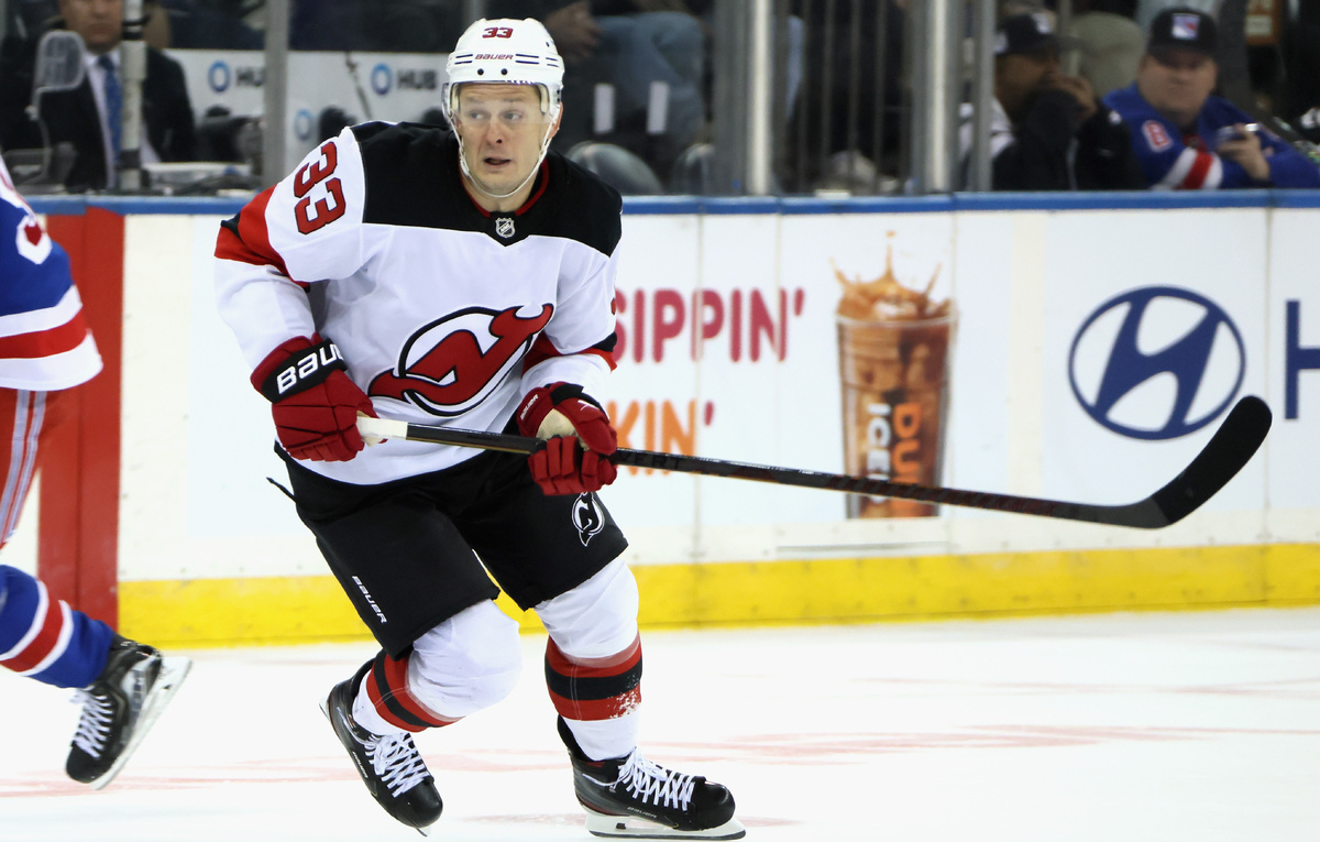    Нападающий "Нью-Джерси" Евгений Дадонов  Bruce Bennett/Getty Images