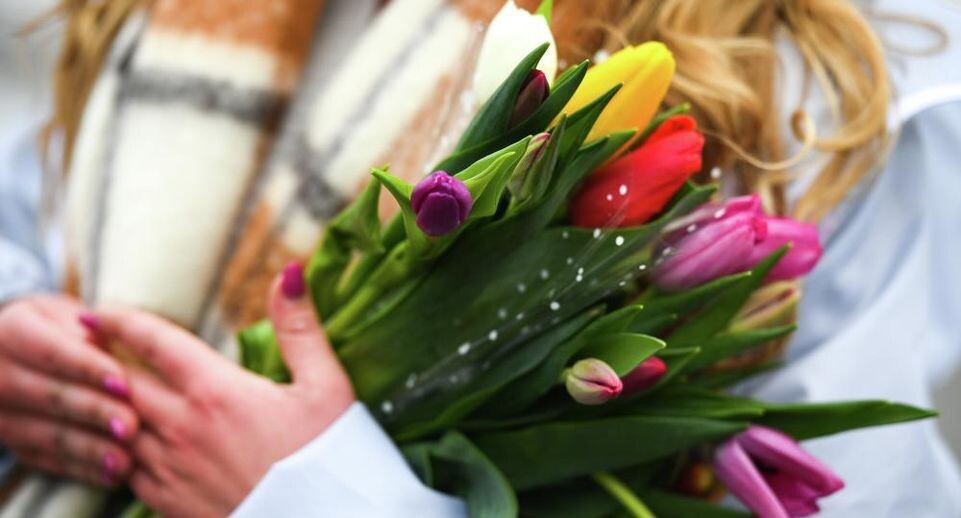 Топ красивых пожеланий на 8 Марта: как поздравить любимых, близких и коллег в стихах и прозе