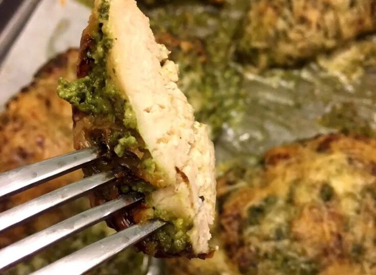 Стейк из куриной грудки с песто.