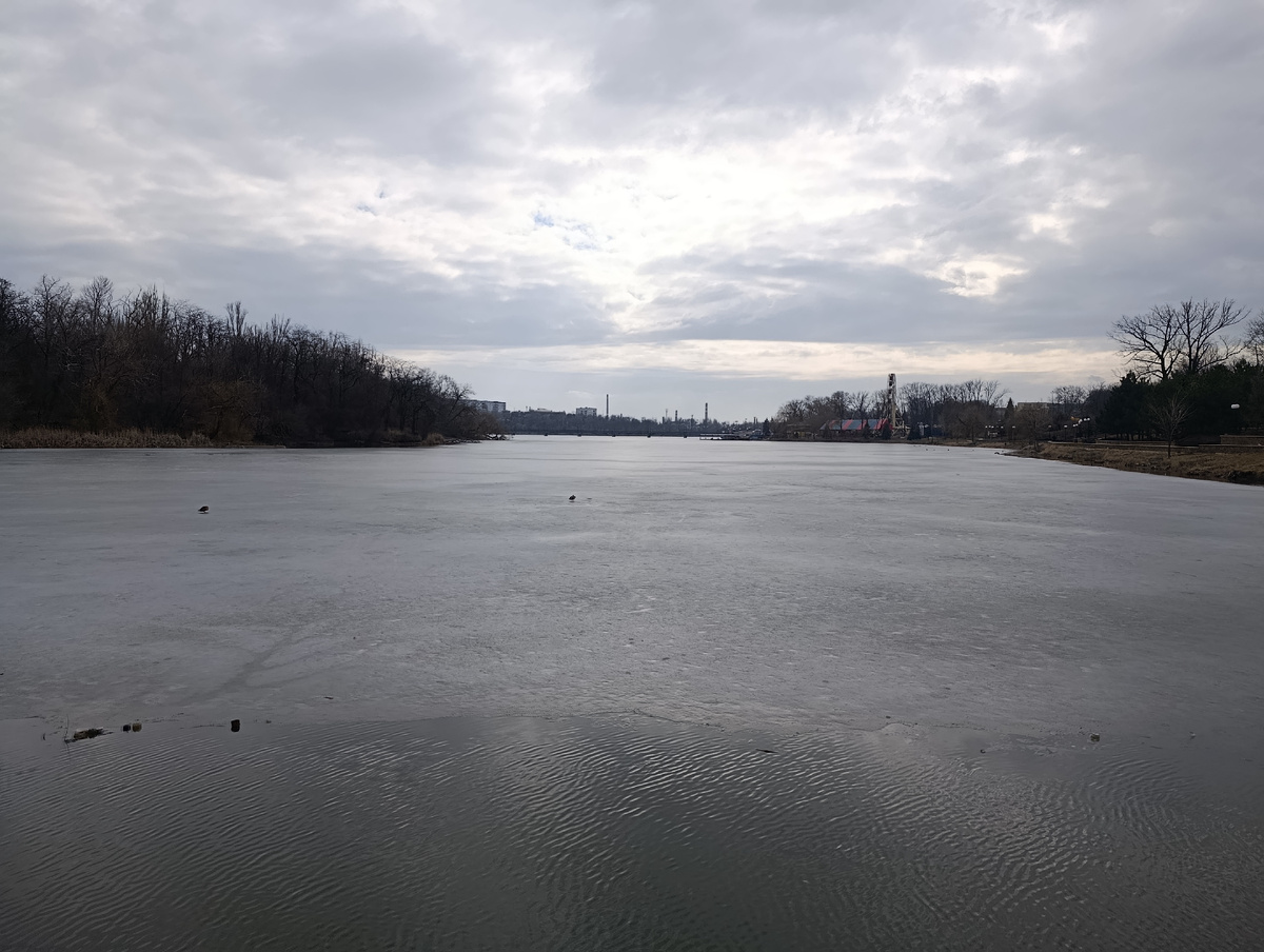 Вид на первый городской пруд со стороны питьевого фонтанчика