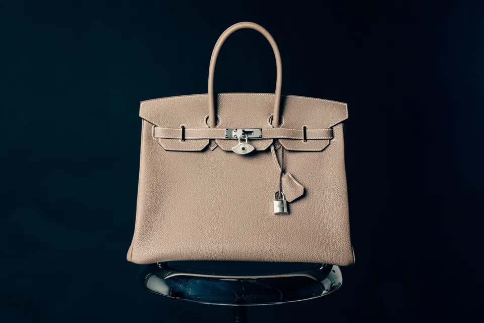 С сайта https://www.forbes.com/sites/jessicaourisman/2024/08/04/haute-mysticism-sage--salts-crystal-evil-eye-bag-charm-is-a-fashion-win/