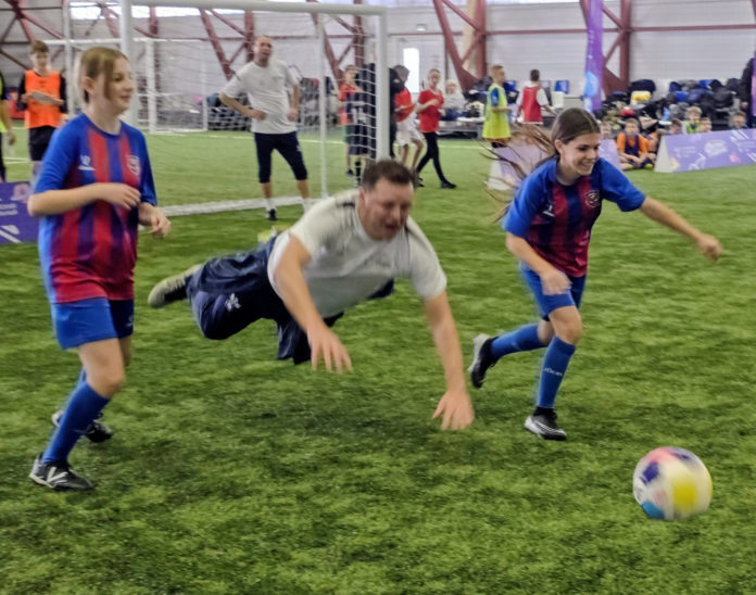 В атаке – нападающий столичного «Локомотива» Руслан Пименов