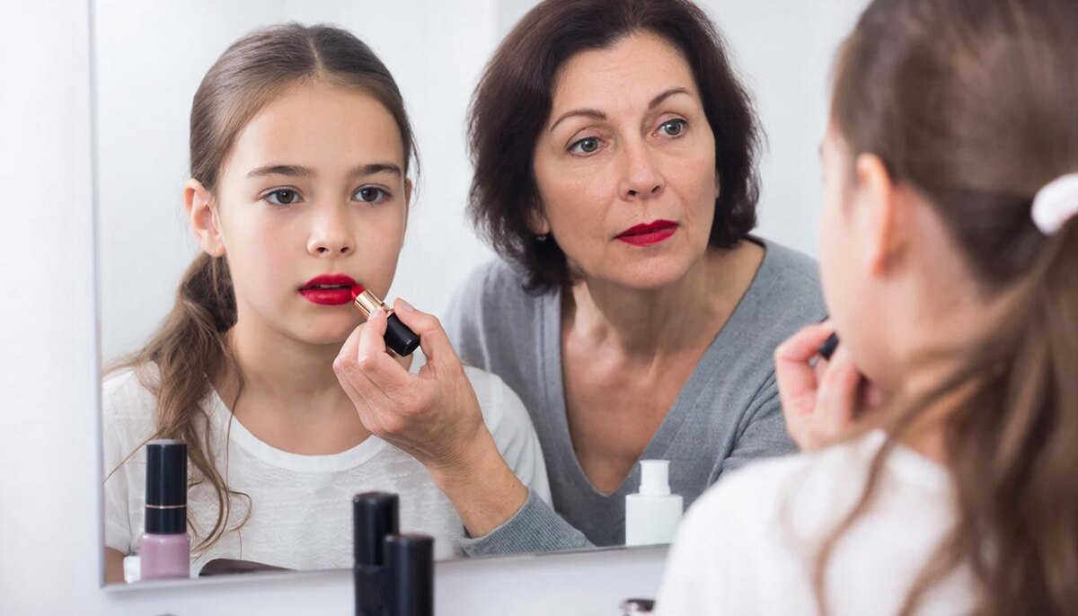 Мама улыбнулась и провела помадой по моим губам