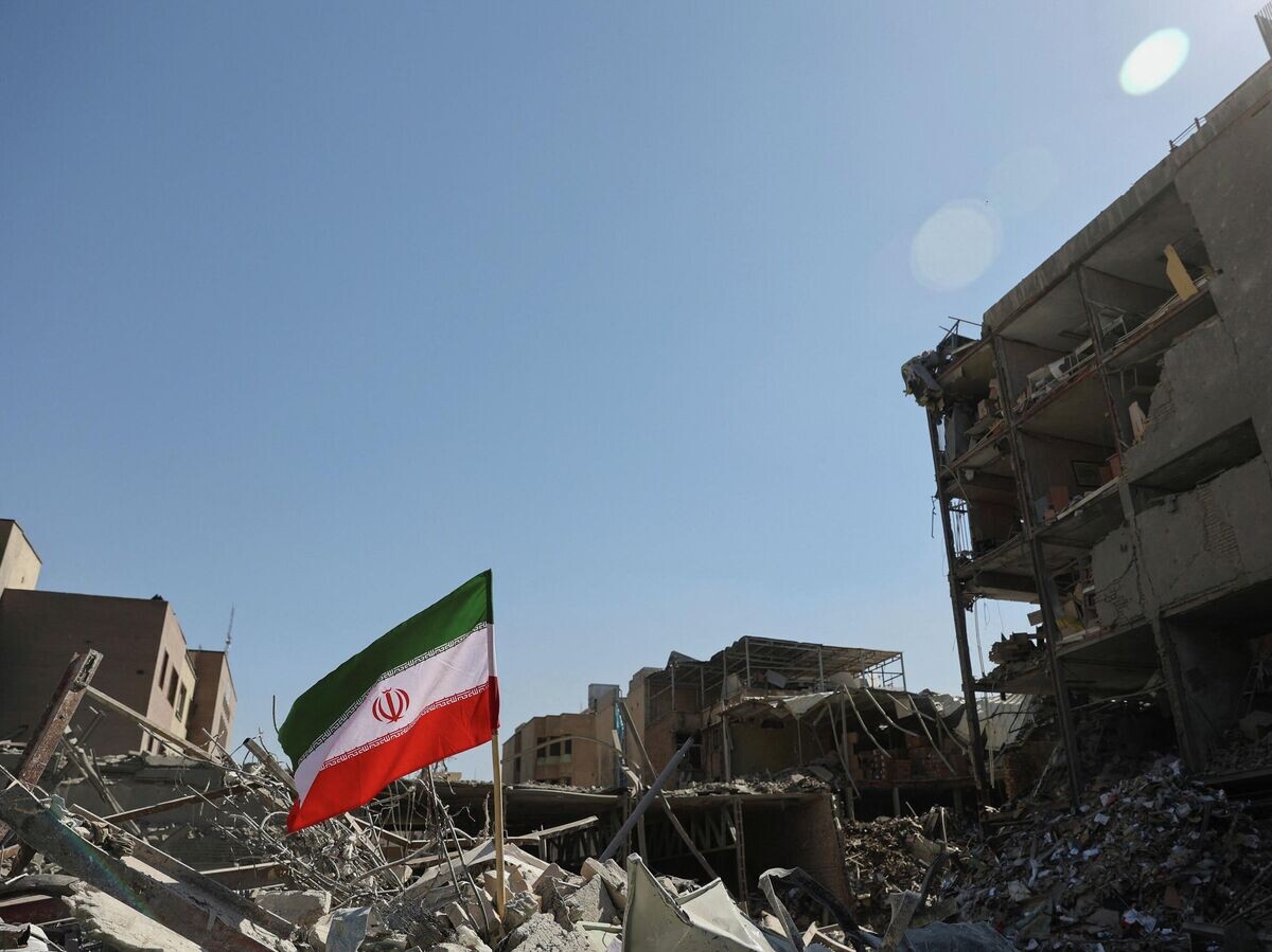    Иранский флаг на месте удара в Тегеране | © REUTERS / Majid Asgaripour