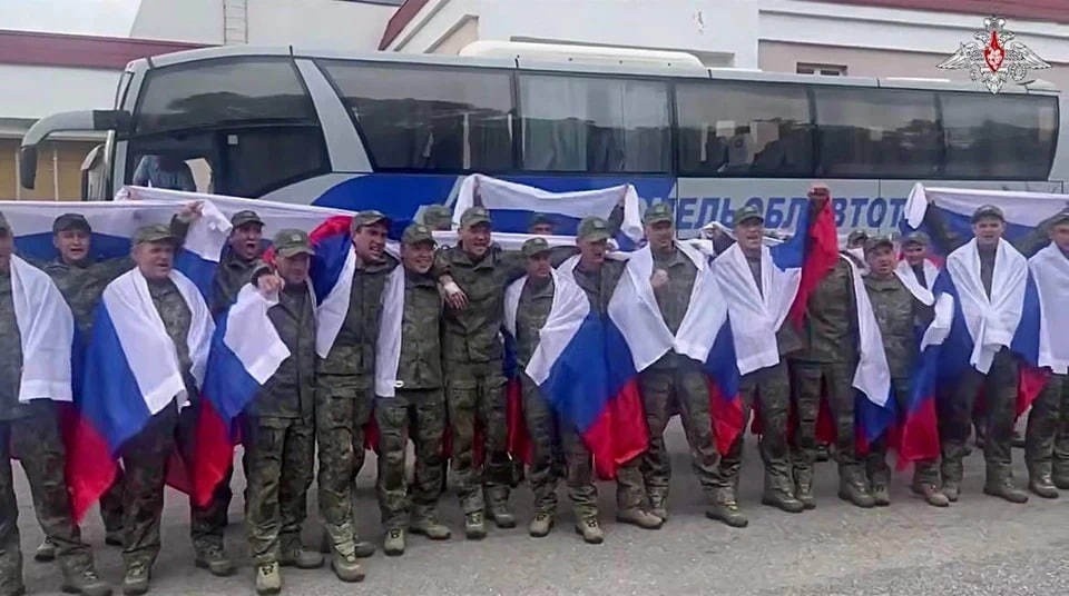    Жена возвращенного из плена бойца РФ упала в обморок во время его звонка Фото: Кадр из видео