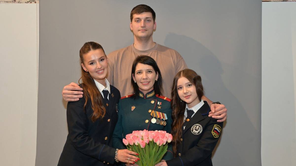    Герой России Людмила Болилая вместе с гостями открытой встречи «Она — герой»: студентками колледжа Российской правовой академии Министерства юстиции РФ Серафимой Чеузовой, Сарией Мамедовой и их преподавателем Егором Егоровым / Фото: Дмитрий Дубинский / Вечерняя Москва