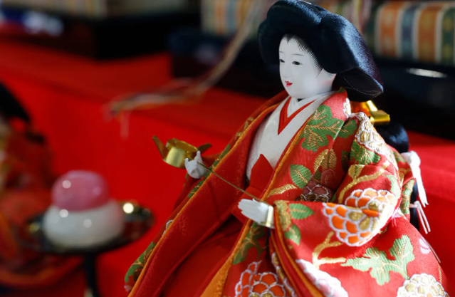 Шикарные куклы, как вы можете догадаться, девочкам с ними играть не дают и ругают, что такую красоту трогают