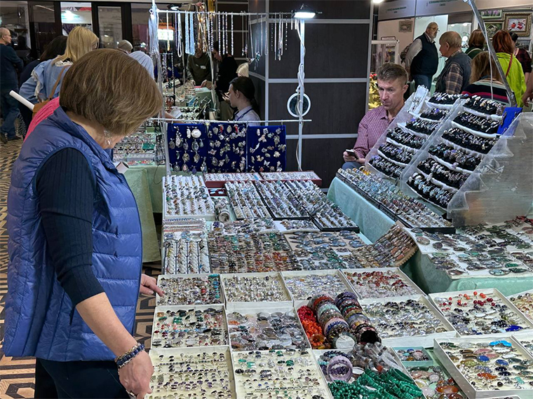 Огромное количество различных украшений и это тольков в одной из лавок выставки)