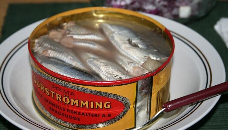    Шведская кухня. Как правильно есть сюрстрёмминг? Фото: Wrote, по лицензии CC BY 2.0 