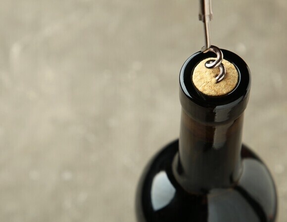 Какое вино добавлять к мясу и птице — сладкое, сухое или полусладкое? Узнали секрет у шеф-повара Прокофьева