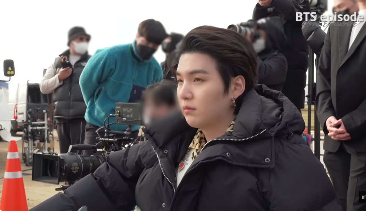 Вне кадра Юнги был постоянно в пуховике...