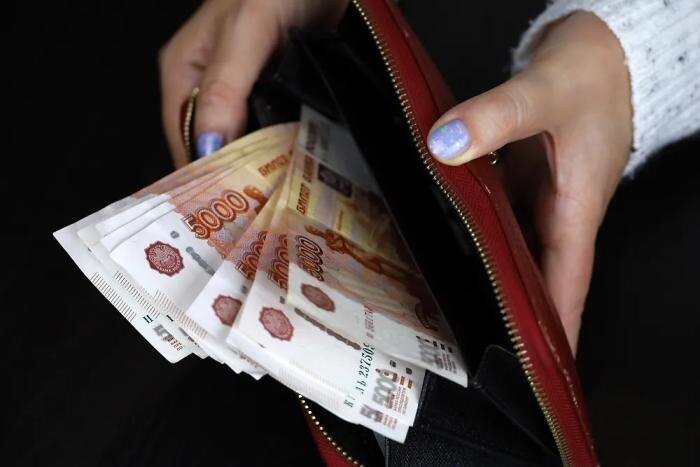 Специалисты рассказали, кому сделают прибавку к зарплате с 1 апреля. Обложка © Shutterstock / FOTODOM / Oleg Elkov