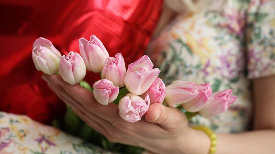 Стихи к 8 Марта: короткие и трогательные поздравления для женщин