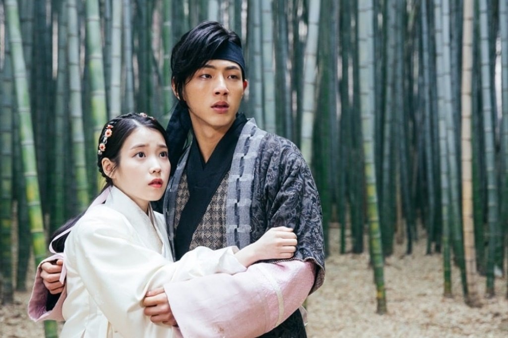 Кадр из дорамы "Алое сердце"