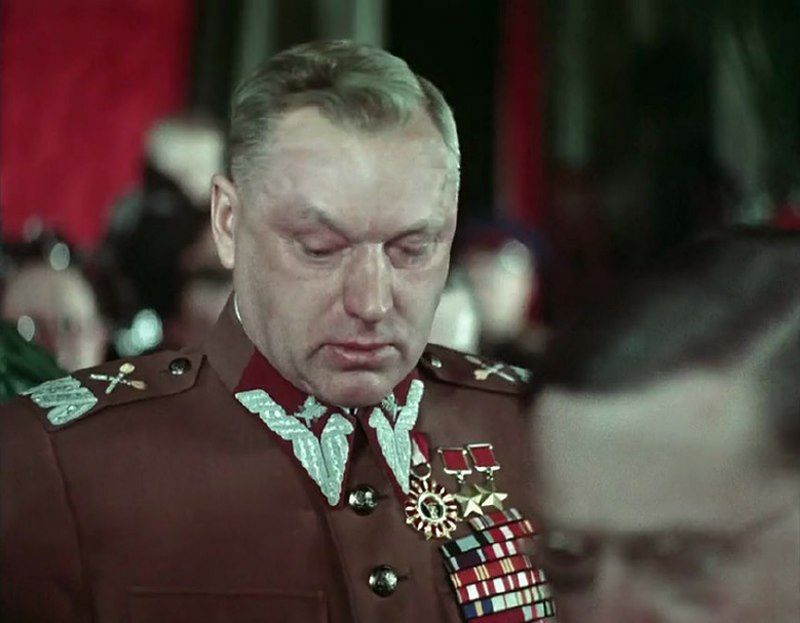 Константин Рокоссовский (1896–1968) в форме маршала Польши у гроба Сталина
