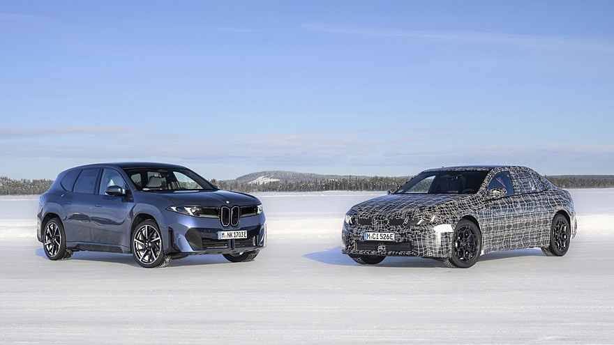    На фото: кроссовер BMW iX3 и прототип BMW i3