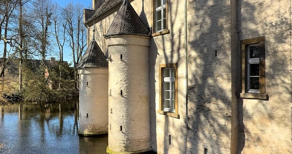 Германия: Археологический музей в замке на воде 13-го века, место спрятанное в долине Рура