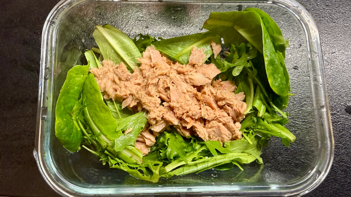 Сначала выкладываю зелень, потом тунца, затем кукурузу и яйца.