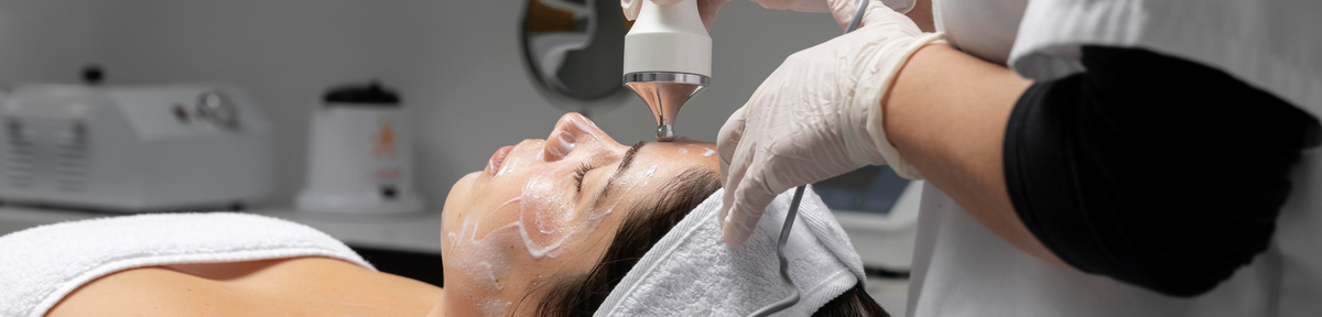 Микротоковая терапия — это аппаратная процедура, которая улучшает тонус мышц, микроциркуляцию и обменные процессы в тканях, помогая уменьшить отёки и признаки возрастных изменений.