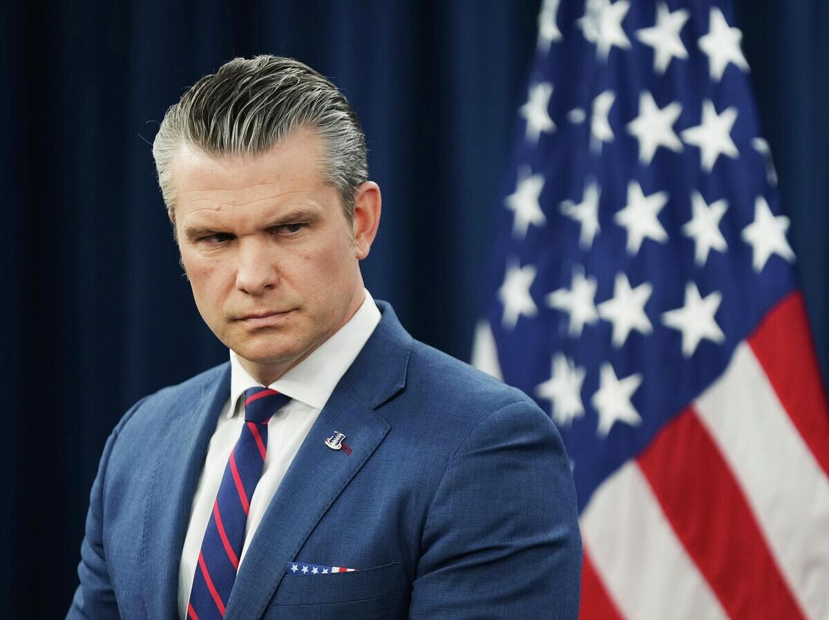    Глава Пентагона Пит Хегсет во время брифинга в Вашингтоне | © AP Photo / Mark Schiefelbein