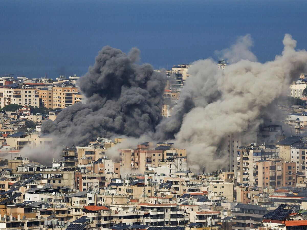    Дым на месте авиаудара по Бейруту | © REUTERS / Mohamed Azakir