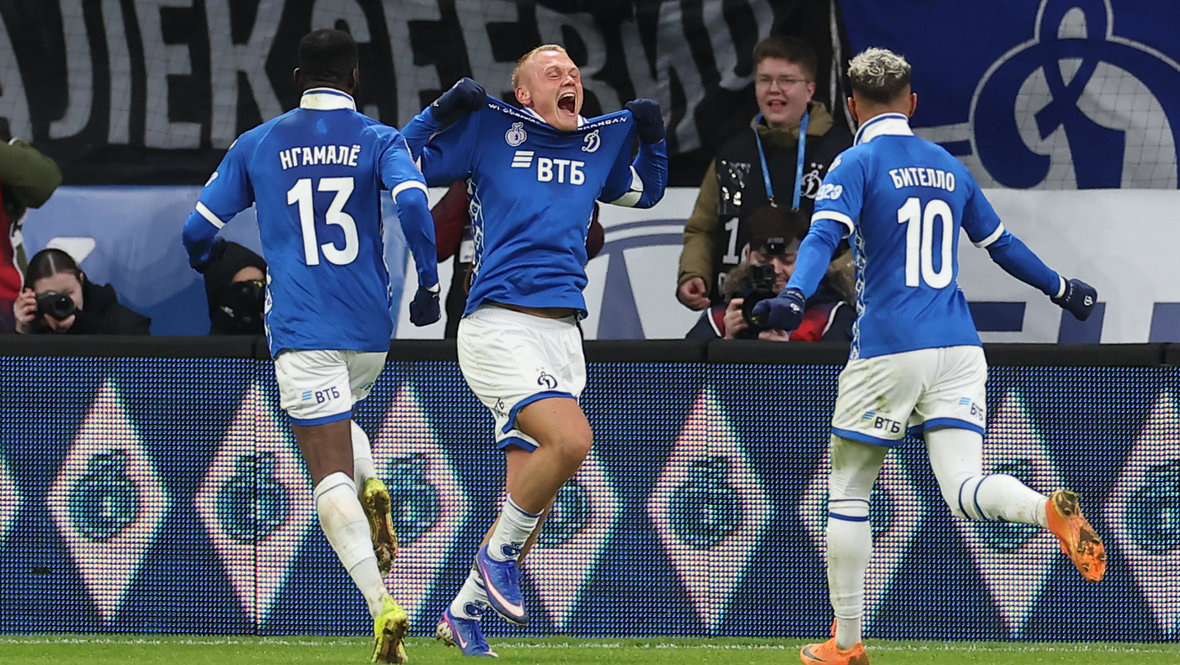    Динамовцы Константин Тюкавин, Муми Нгамале и Бителло после гола «Спартаку» (5:2).Александр Федоров