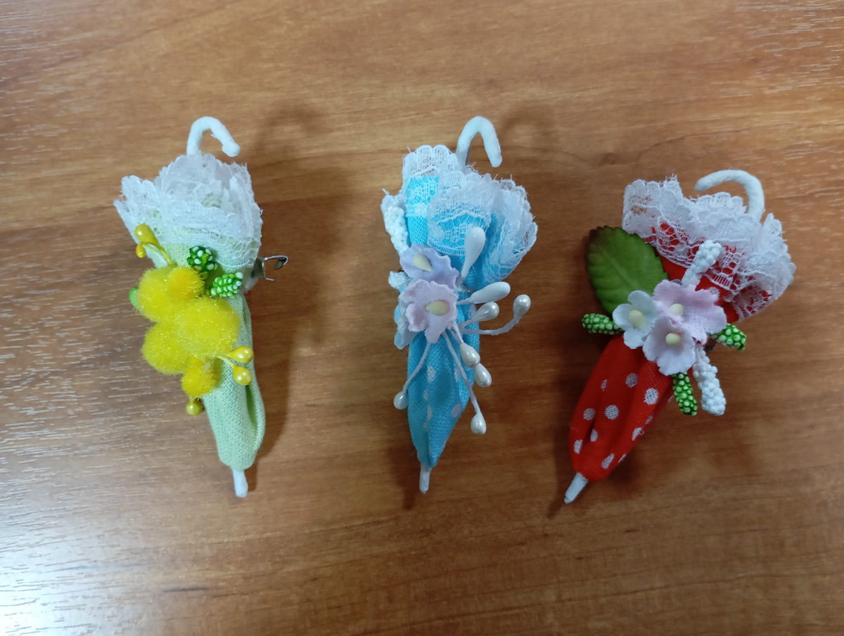 Брошка - зонтик. Моя красный зонтик в горошек