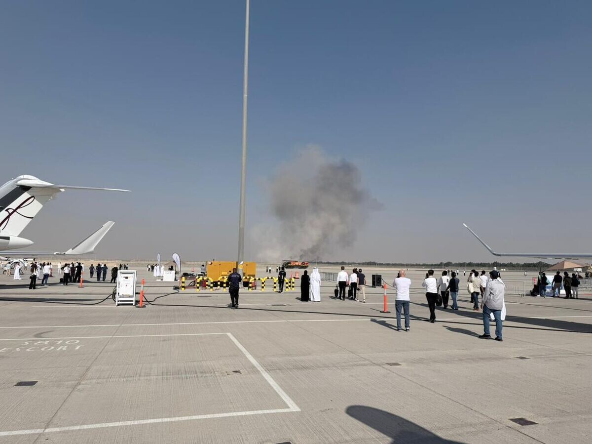    Взрыв на месте падения истребителя на авиасалоне в Дубае© Фото : соцсети