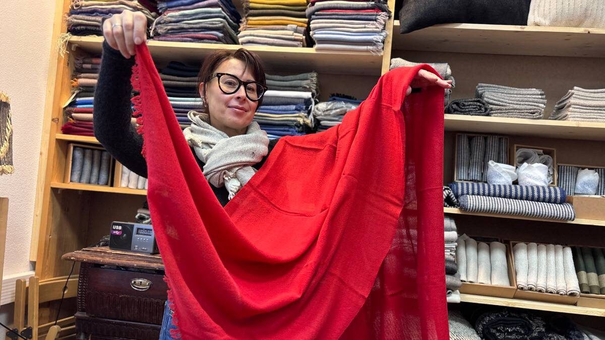    Соучредитель текстильного предприятия Елена Александрова показывает одну из ярких шалей, сотканных вручную / Фото: Василиса Чернявская / Вечерняя Москва