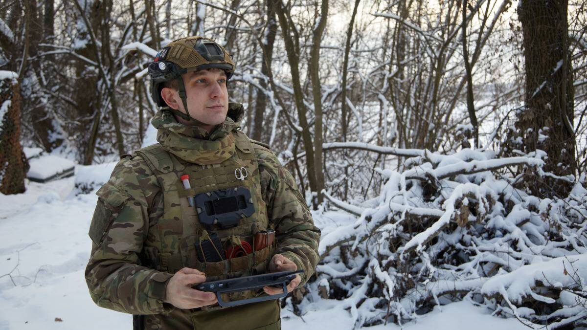    Оператор FPV-дронов в войсках беспилотных систем Воздушно-десантных войск в составе группировки войск «Север» старший сержант Александр Антонович проверяет дроны / Фото: Марат Чернышов