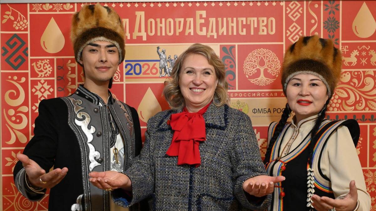    Председатель студенческого землячества Республики Алтай в Москвсул Очурдяпов, директор Национального фонда развития здравоохранения Елена Стефанюк и основатель Центра этнопсихологии «Ие Урсток» Суркура Да во время открытия акции «Код донора. Единство народов России» / Фото: Мария Хапцова / Вечерняя Москва