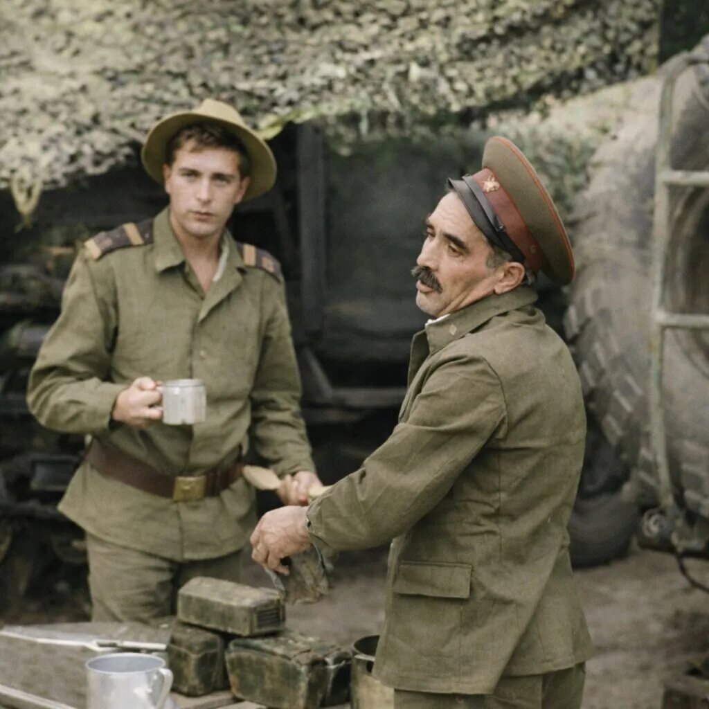 Тот самый Дед Аганин на своём пункте хозяйственного довольствия (ПХД). Правда искуственный интеллект полевую фуражку старшего прапорщика испортил. Фото от Юрия Назарова.