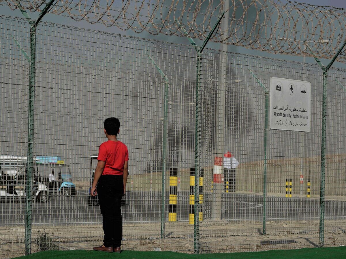    Место падения истребителя Tejas на авиасалоне в Дубае© AP Photo / Jon Gambrell