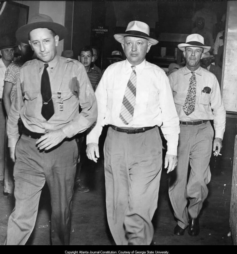 Шериф выводит Джона Валаса (посредине) из суда , архив , copiright , Georgia State University