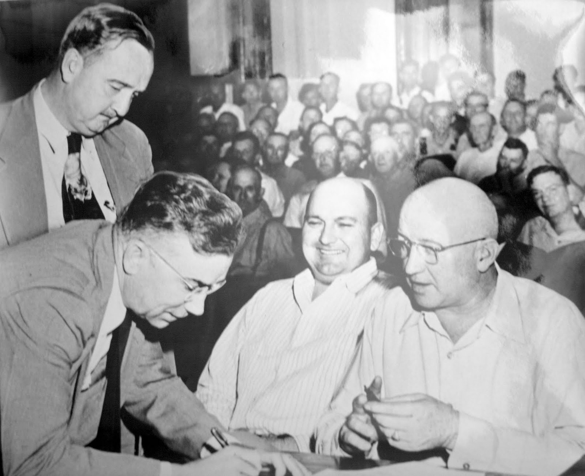 Валас (справа) на судебном заседании 