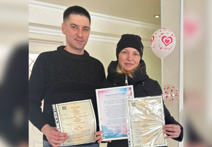Счастливые родители Андрей и Яна Голоперовы. Фото с ТГ-канала регионального агентства ЗАГС.